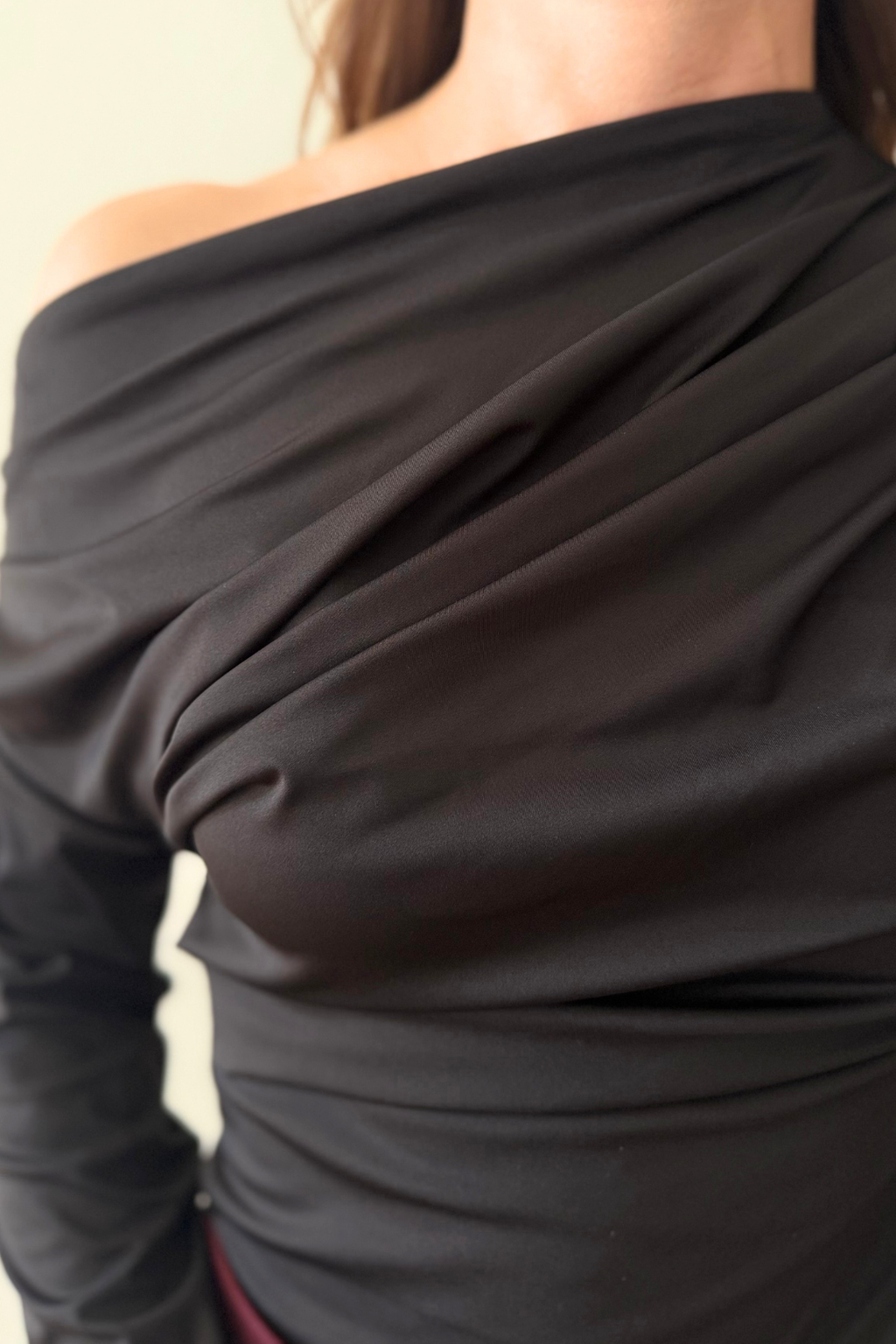 Maglia Elasticizzata con Scollo Drappeggiato Vesna