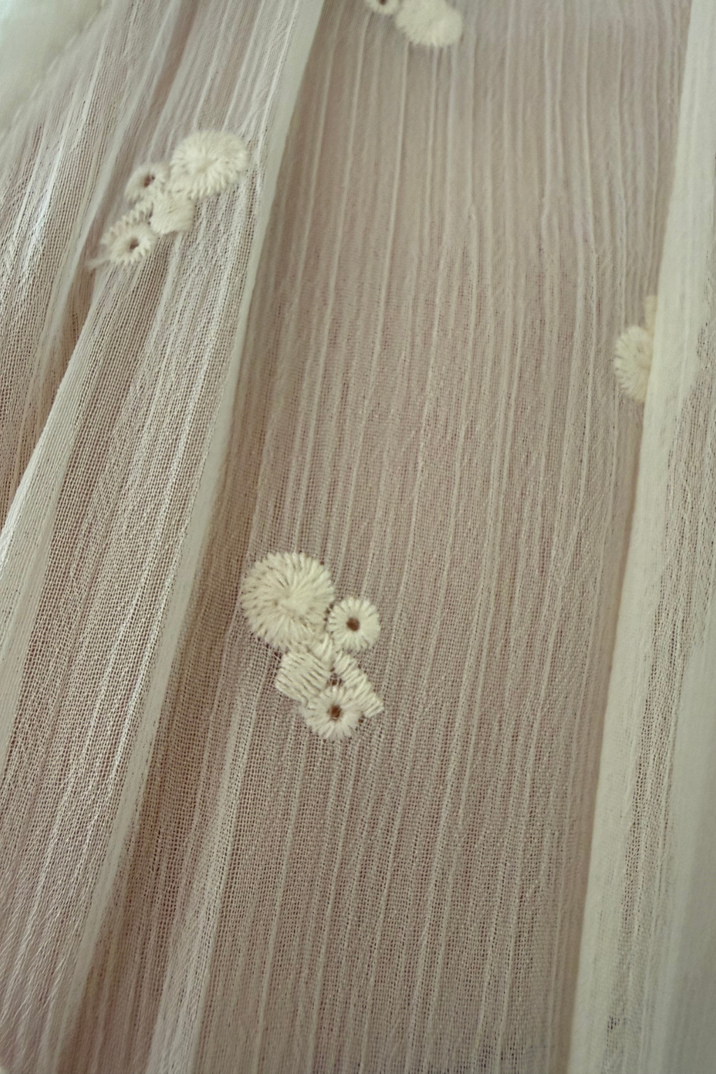Mini Abito in Chiffon Ricamato con Maniche a Palloncino