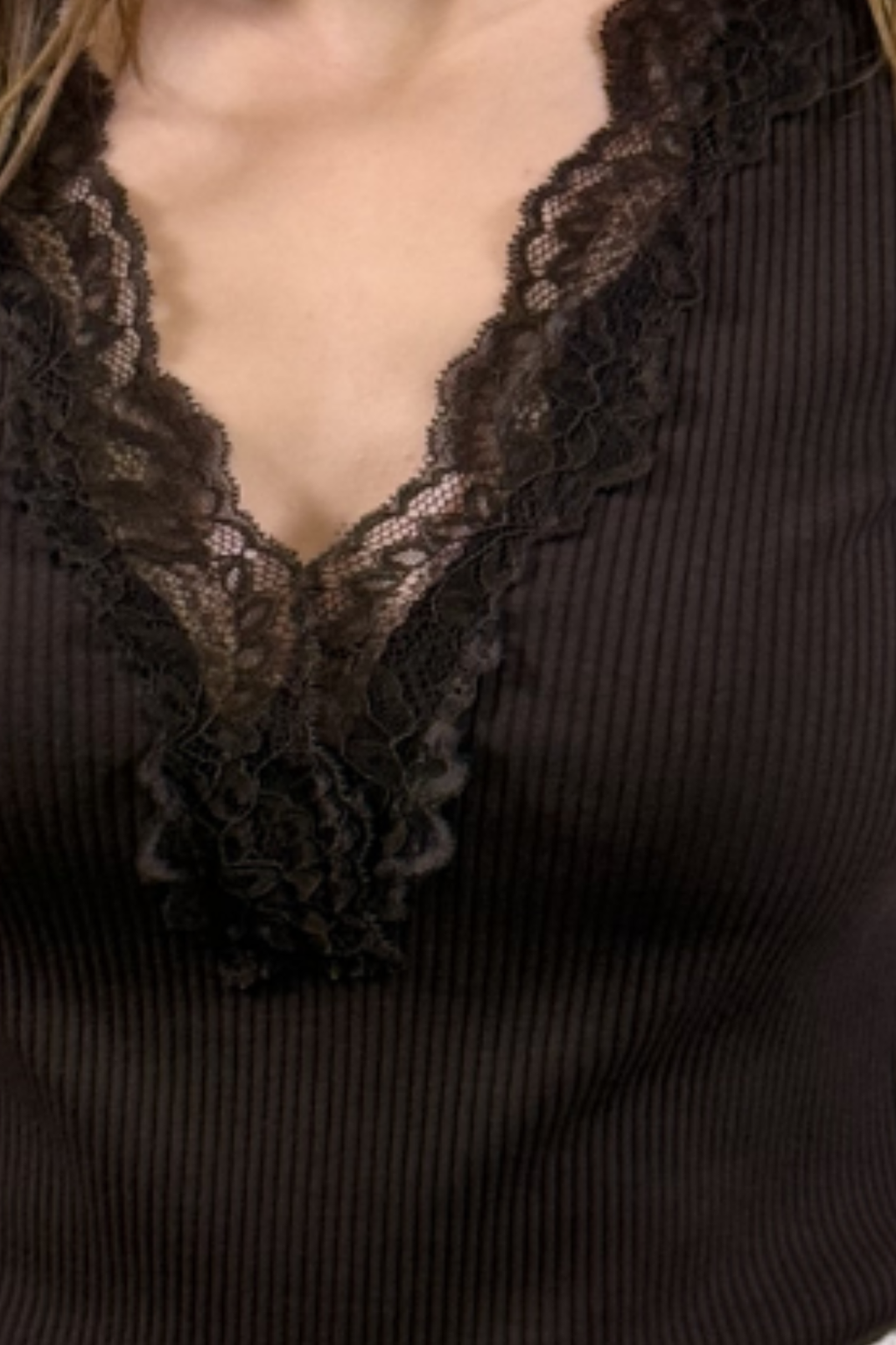 Maglia a coste con pizzo