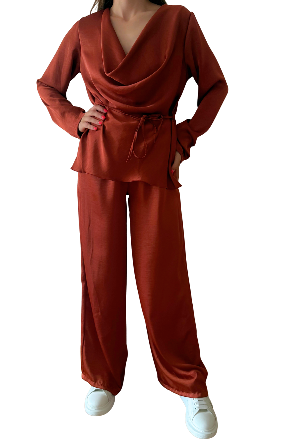 Completo in Raso con Blusa Scollo Morbido e Pantalone a Palazzo