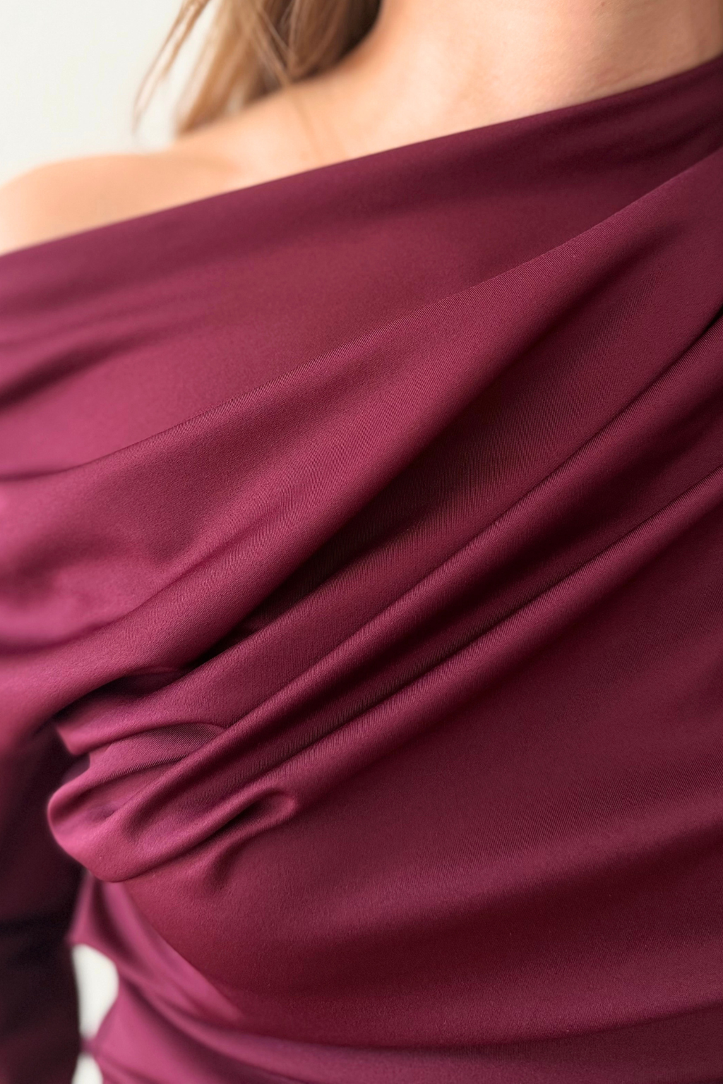 Maglia Elasticizzata con Scollo Drappeggiato Vesna