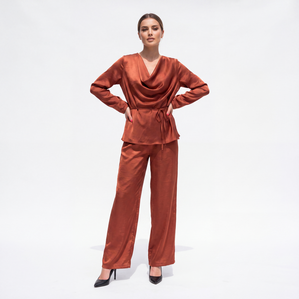 Completo in Raso con Blusa Scollo Morbido e Pantalone a Palazzo